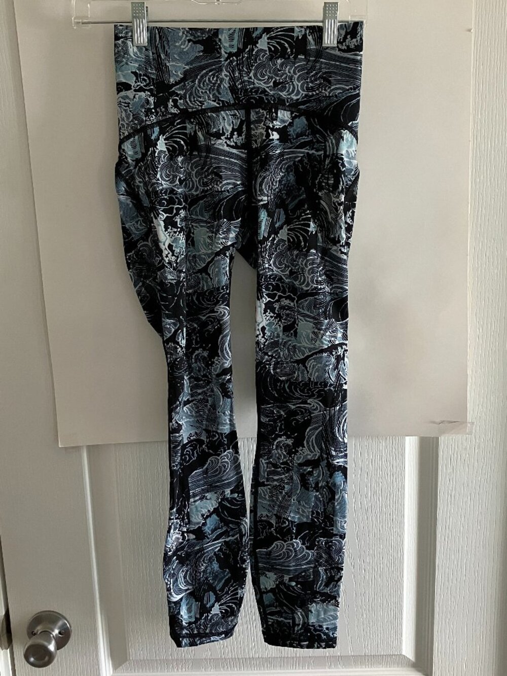 Lululemon Paisley Blue/Black/White Leggings Size 4